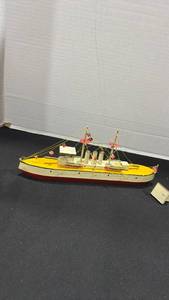 lot 1052 image: Wooden model ship needs repaired 5x12x2