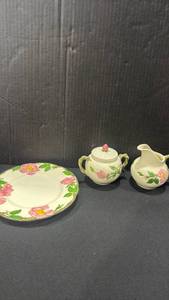 lot 1072 image: &nbspFranciscan Desert Rose creamer and sugar bowl and 8 inch plate