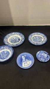 lot 1135 image: Wedgwood Ben Franklin coaster, liberty blue plates and ��more