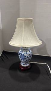 lot 1136 image: Blue and white porcelain based lamp 15 inches tall