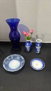 lot 1138 image: Flow blue porcelain small plates, bud vases and royal blue glass vase