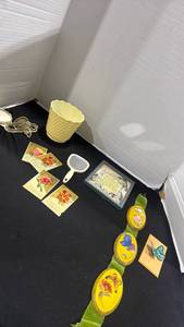 lot 1151 image: Decorative Collectibles Lot vintage Greeting Cards, wall decor and more