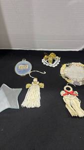 lot 1154 image: Angel and other wall decor and more