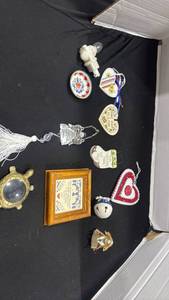 lot 1155 image: Magnifying brass turtle, small wall hanging and more