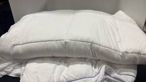lot 1179 image: Mattress topper 60in x 80in