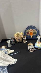 lot 1186 image: Angel figurines and decor