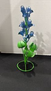 lot 1200 image: Decorative metal floral decor 17 inches tall