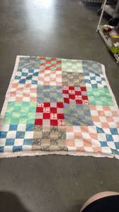 lot 1213 image: Quilt lap blanket 46x39