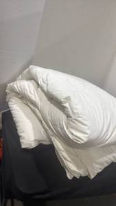 lot 1218 image: Down comforter fullqueen