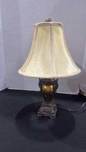 lot 1239 image: Decorative table lamp 19 inches tall