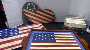 lot 1249 image: Patriotic serving trays, wall decor and storage box