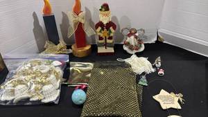 lot 1253 image: Christmas decor and ornaments