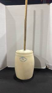 lot 1261 image: Vintage Pittsburg Pottery Company stoneware butter churn crock with a blue cobalt diamond brand label 12 inches tall