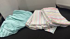 lot 1266 image: Queen size sheets in sterilite container 16 qt
