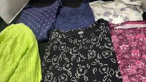 lot 1293 image: Womens short sleeve shirts size xl and button up top