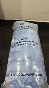 lot 1302 image: The fleece blanket company Blue fleece blanket new in package