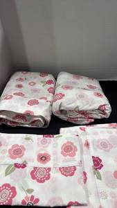 lot 1304 image: Queen size sheet set