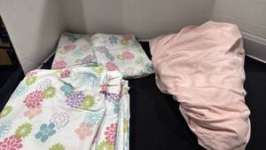 lot 1305 image: Queen size sheets and pillow cases