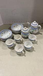 lot 2010 image: Childrens porcelain tea set, no marks