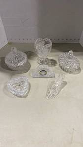 lot 2018 image: Decorative glassware