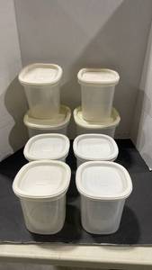 lot 2044 image: Rubbermaid Servin Savers, 12 cups and 6 cups