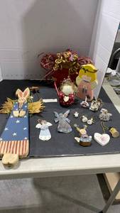 lot 2052 image: Angel decor