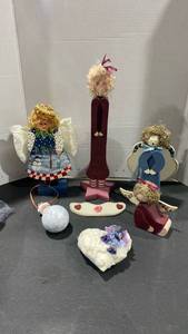 lot 2068 image: Wooden angels and more
