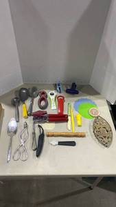 lot 2084 image: Kitchen utensils