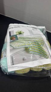 lot 2203 image: Yarn with instructions for blanket