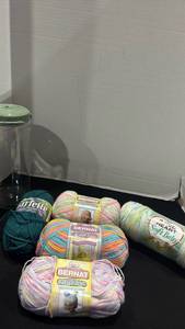 lot 2219 image: Yarn with Snapware yarn-trainer