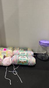 lot 2220 image: Yarn with Snapware yarn-trainer