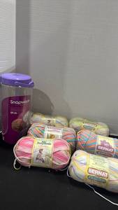 lot 2221 image: Yarn with Snapware yarn-trainer