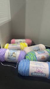 lot 2252 image: Bernat yarn