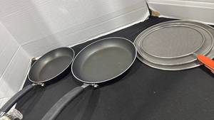 lot 2340 image: 2 Farberware pans and 3 splatter guards