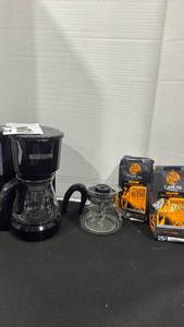lot 2347 image: Black and Decker 5 cup coffee pot with extra pot and coffee grounds