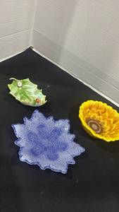 lot 2385 image: 3 Piece Ceramic Decorative Dish Set Leaf Sunflower Blue doily