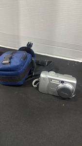 lot 2390 image: Kodak EasyShare DX4330 Digital Camera with Case