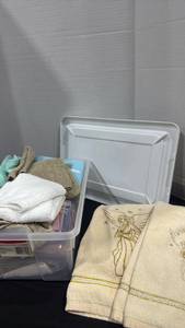 lot 2393 image: Rubbermaid 3 gal plastic container with wash cloths, and hand towels