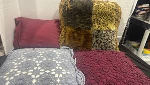 lot 2409 image: Throwaccent pillows
