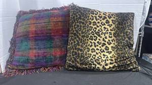 lot 2410 image: Throwaccent pillows