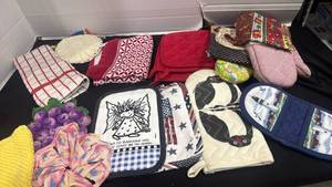 lot 2415 image: Kitchen towels and pot holdersoven mitts