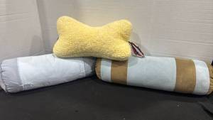 lot 2422 image: Cylindrical Pillow Set