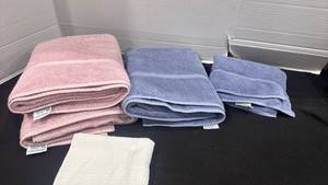 lot 2424 image: Bath towels, wash cloth and hand towel