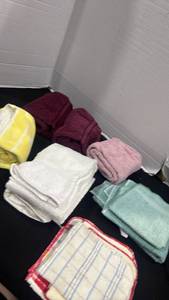 lot 2425 image: Hand towels, kitchen towels and wash cloths