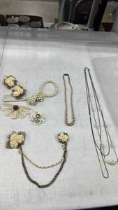 lot 1620 image: Womens jewelry