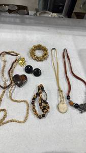 lot 1623 image: Womens jewelry