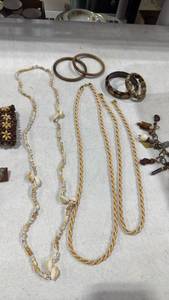 lot 1627 image: Womens jewelry