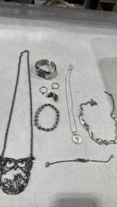 lot 1628 image: Womens jewelry