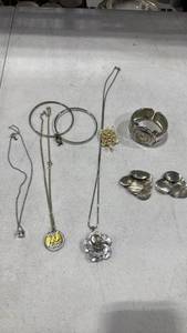 lot 1629 image: Womens jewelry