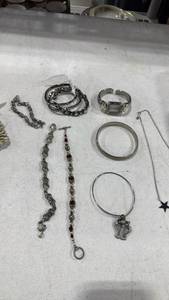 lot 1632 image: Womens jewelry